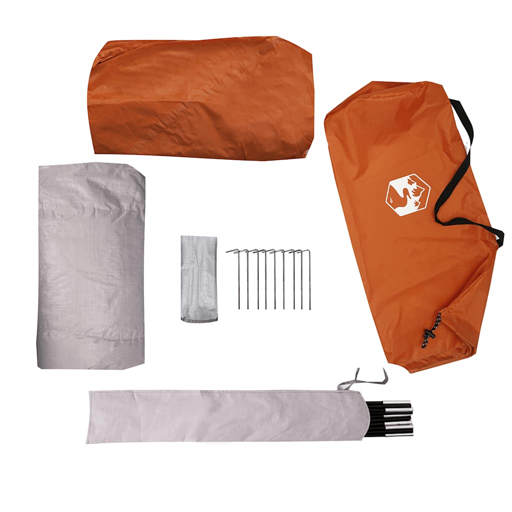 Detail van de grijze en oranje tentaccessoires, inclusief haringen en opbergzakken.