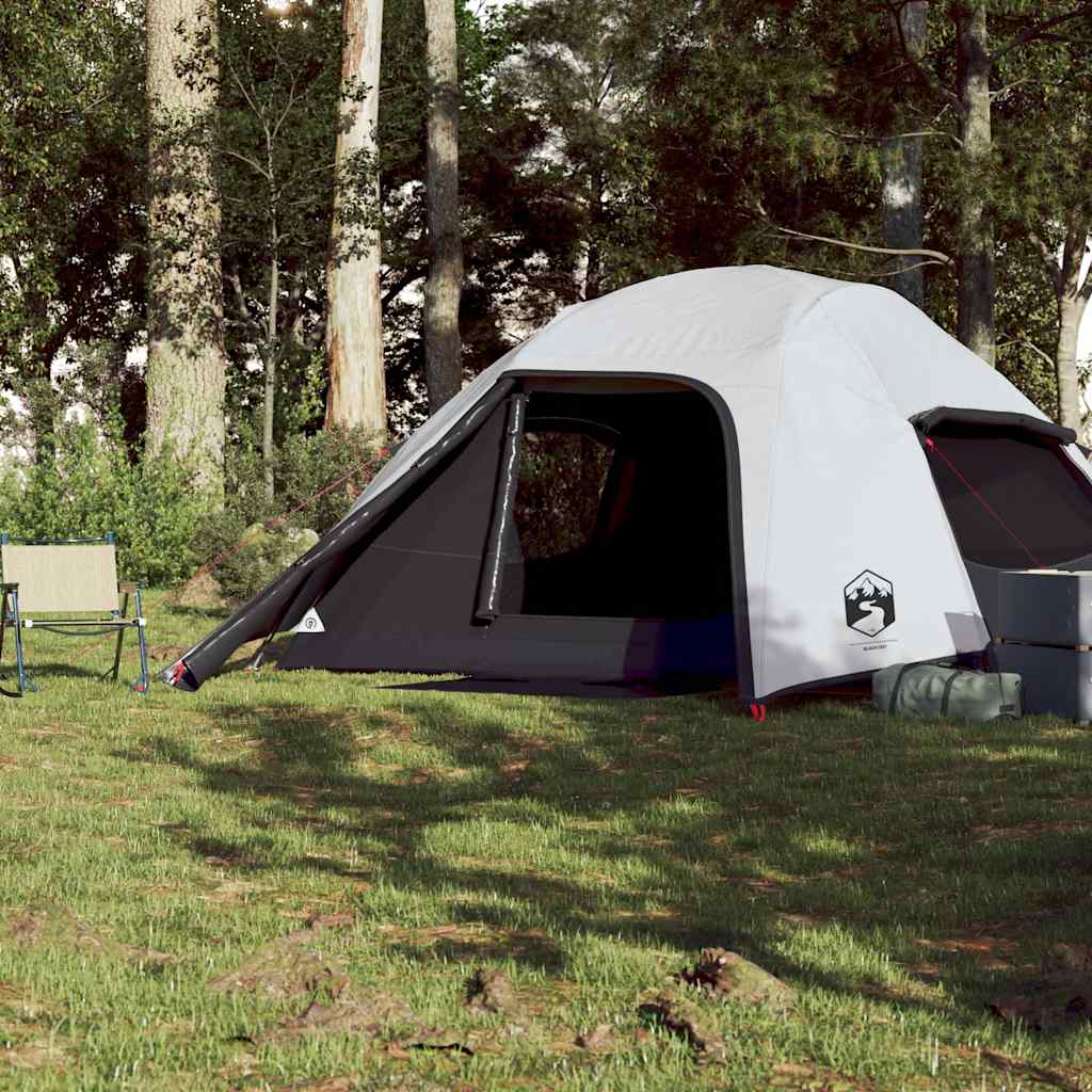 Detail van de vidaXL koepeltent in wit met verduisterende ingang en campingstoelen ernaast.