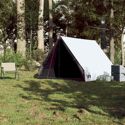 Detail van de vidaXL A-frame tent in het wit, geplaatst op gras met een stoel ernaast.