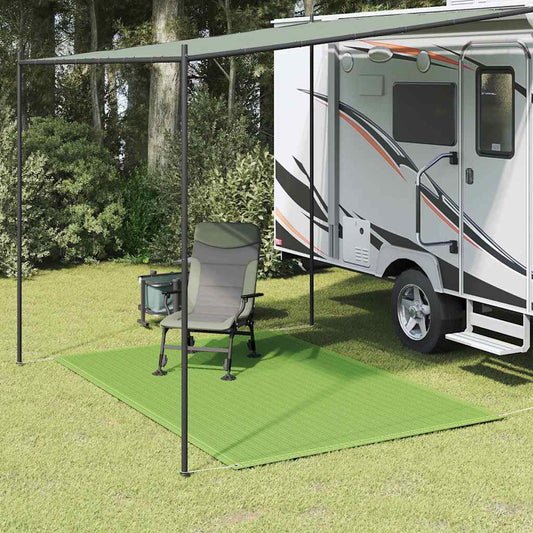 vidaXL tenttapijt 200x300 cm in lichtgroen, geplaatst onder een caravanluifel met stoel.