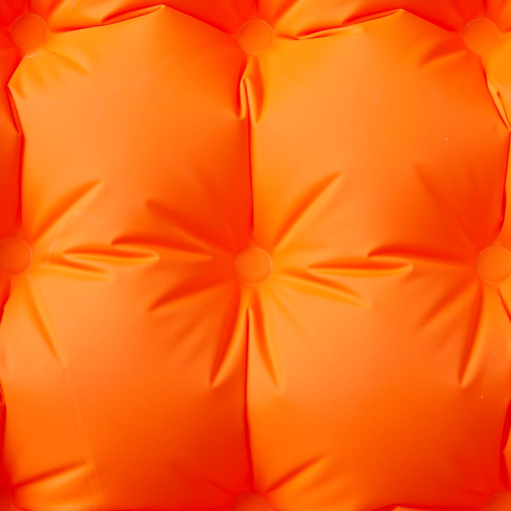 Detail van het oranje vidaXL zelfopblazend kampeermatras met opblaasstructuur.