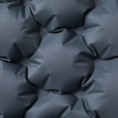 Detail van het grijze vidaXL zelfopblazende kampeermatras met een gewatteerde structuur.