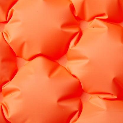 Detail van het zelfopblazende oranje kampeermatras van vidaXL met kussens.
