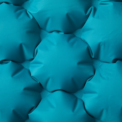 Detail van het zelfopblazende vidaXL kampeermatras in blauw, met kussens en een gladde textuur.