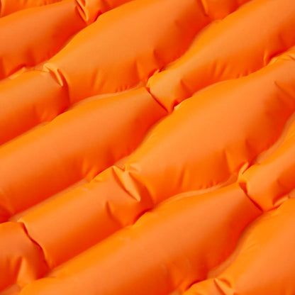 Detail van het oranje vidaXL zelfopblazende kampeermatras met kussen, met zichtbare luchtkamers.
