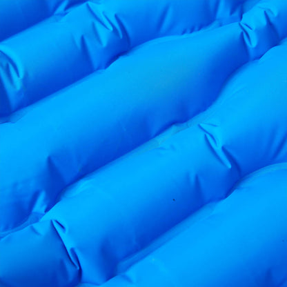 Detail van het blauwe vidaXL zelfopblazende kampeermatras met ribbelstructuur.