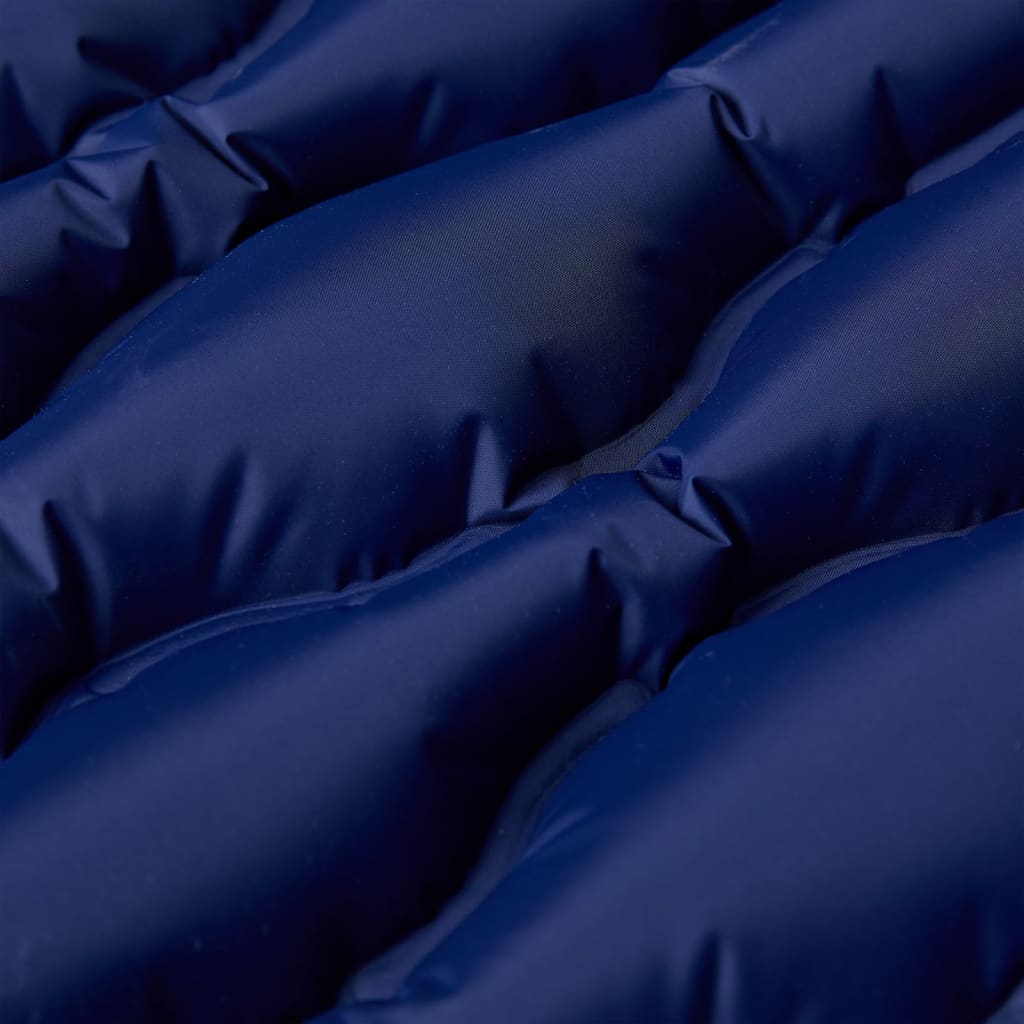 Detail van het zelfopblazende vidaXL kampeermatras in marineblauw, met zichtbare luchtkamers.