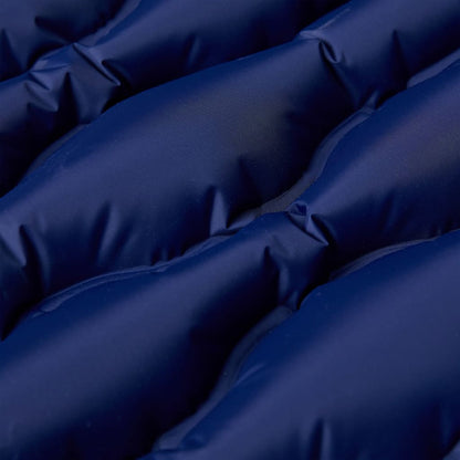 Detail van het zelfopblazende vidaXL kampeermatras in marineblauw, met zichtbare luchtkamers.
