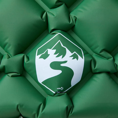 Detail van het groene vidaXL kampeermatras met logo en patroon van bergen.
