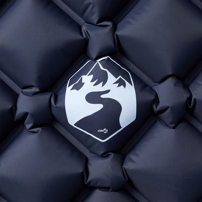 Detail van het vidaXL kampeermatras met logo en patroon in grijs en wit.
