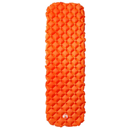 Oranje vidaXL opblaasbaar kampeermatras met een gewatteerd oppervlak en ergonomisch ontwerp.