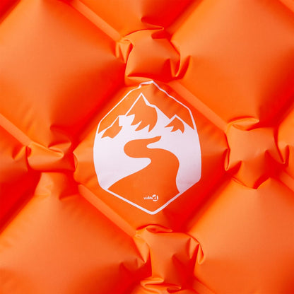 Detail van het oranje vidaXL kampeermatras met logo en patroon op de bovenkant.