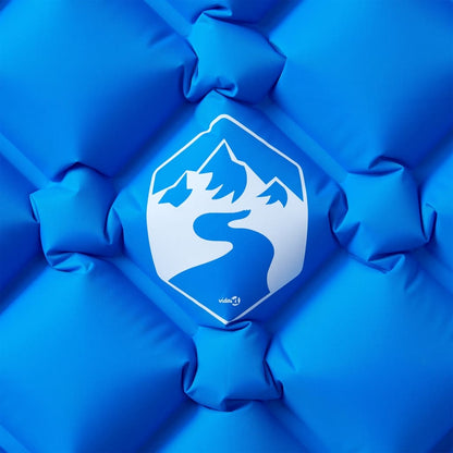 Detail van het blauwe vidaXL kampeermatras met logo en patroon.