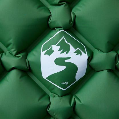 Detail van het groene vidaXL opblaasbare kampeermatras met logo en patroon.