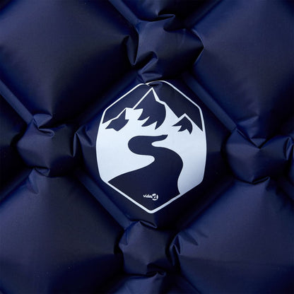 Detail van het vidaXL kampeermatras met het logo en het patroon in marineblauw.