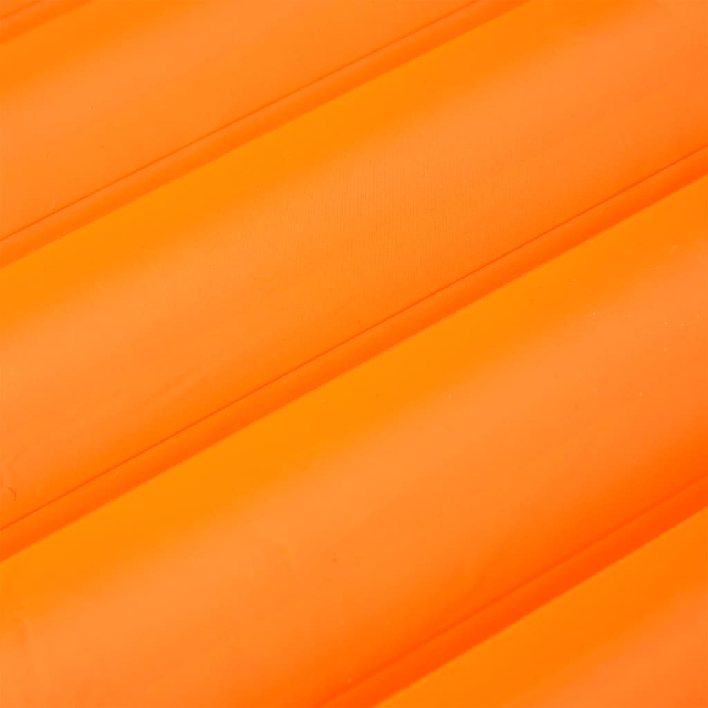 Detail van het levendig oranje oppervlak van het vidaXL zelfopblazende kampeermatras.