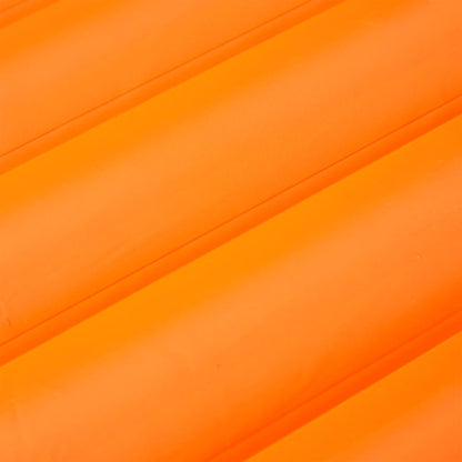 Detail van het oranje vidaXL kampeermatras met zelfopblazend kussen en ribbelstructuur.