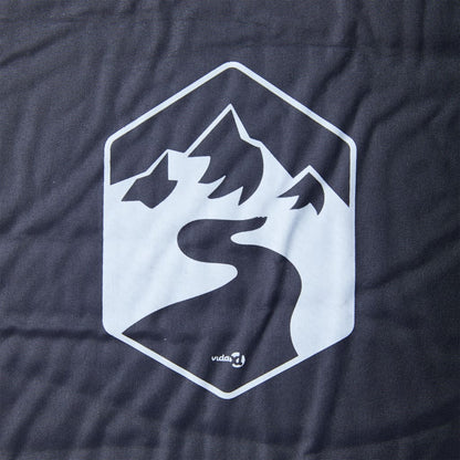 Detail van het grijze vidaXL kampeermatras met een logo en bergmotief.
