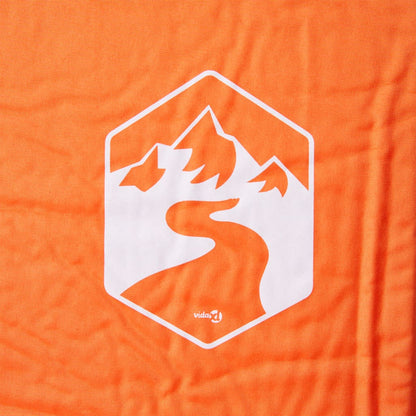 Detail van het oranje vidaXL kampeermatras met een berg- en padontwerp.