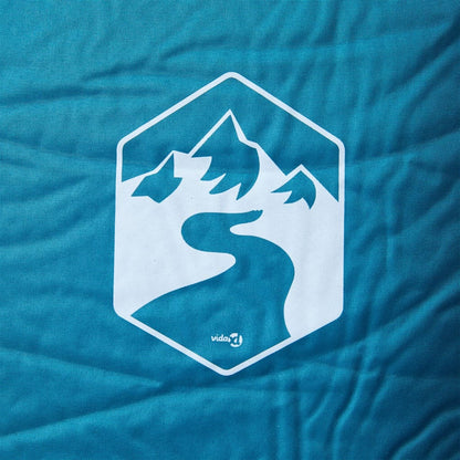 Detail van het turquoise vidaXL kampeermatras met een berg- en rivierontwerp.