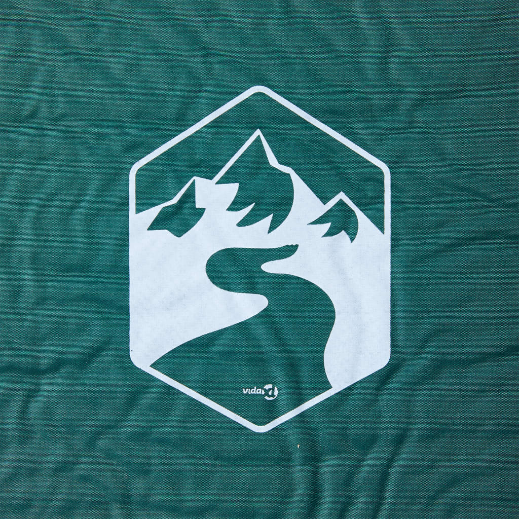 Detail van het vidaXL kampeermatras met groen berglandschap logo.