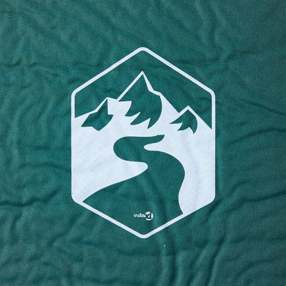 Detail van het vidaXL kampeermatras met groen berglandschap logo.