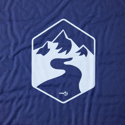 Detail van het vidaXL kampeermatras met een blauw ontwerp en bergmotief.