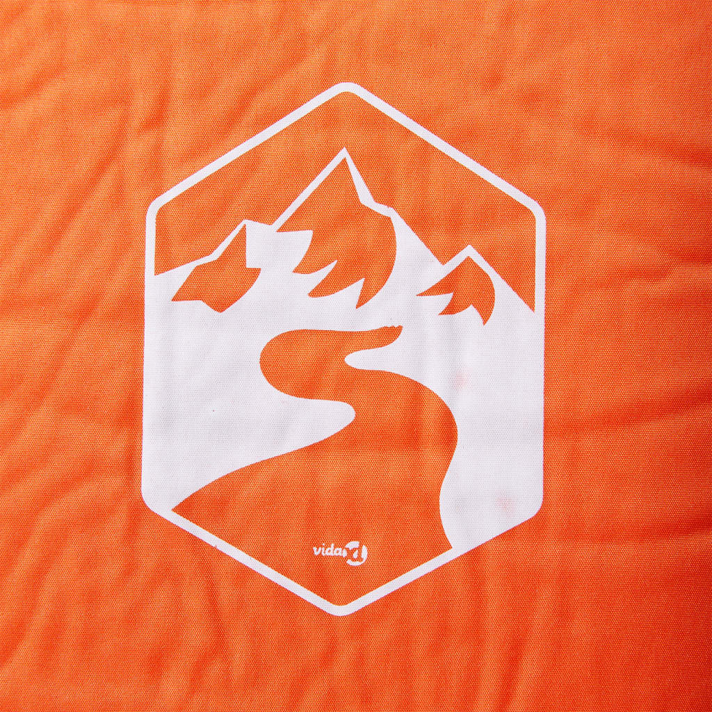 Detail van het oranje vidaXL kampeermatras met een berg- en padontwerp.