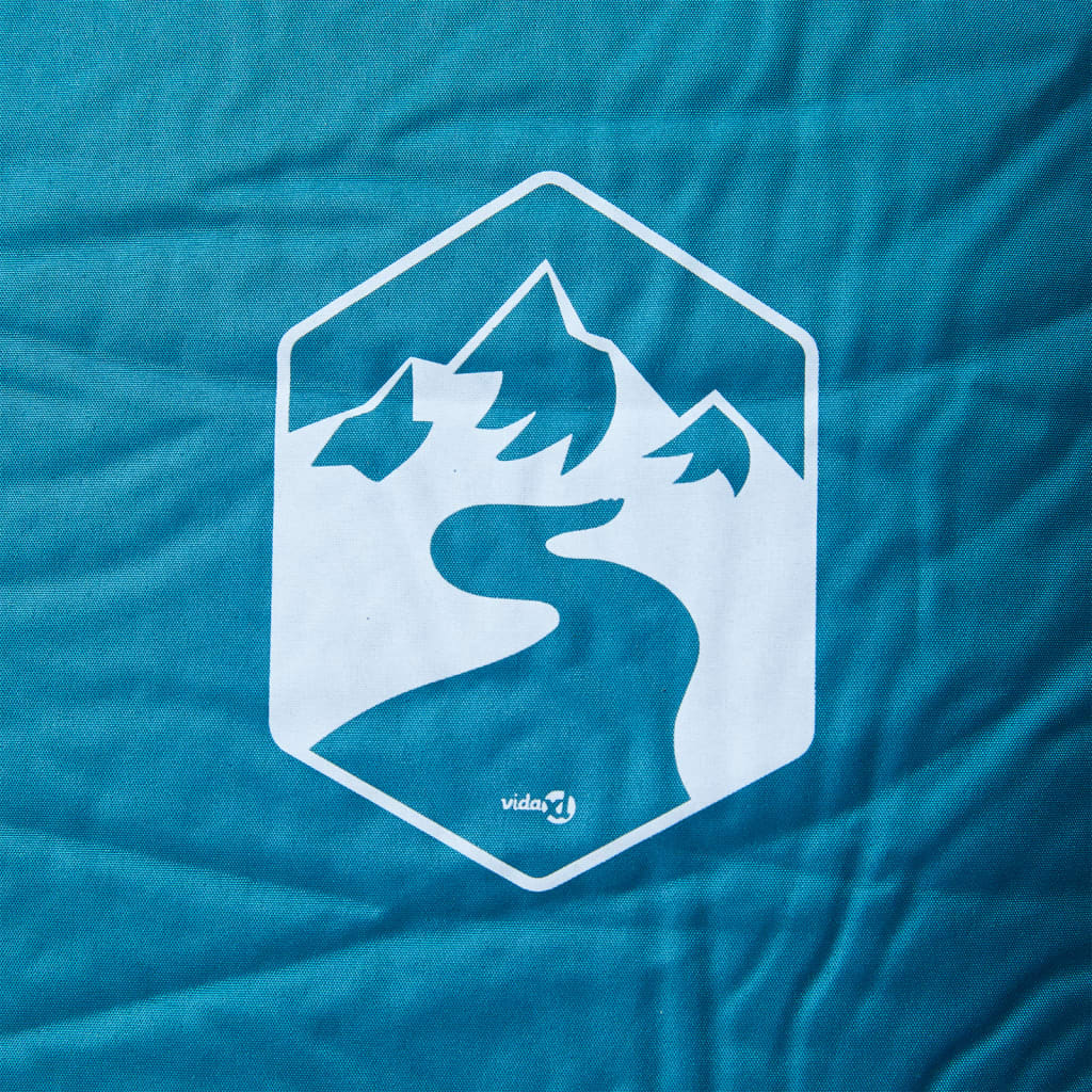 Detail van het turquoise kampeermatras vidaXL met een berg- en rivierontwerp.