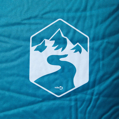 Detail van het turquoise kampeermatras vidaXL met een berg- en rivierontwerp.