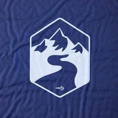 Detail van het vidaXL kampeermatras met een gestileerd berg- en padontwerp in marineblauw.