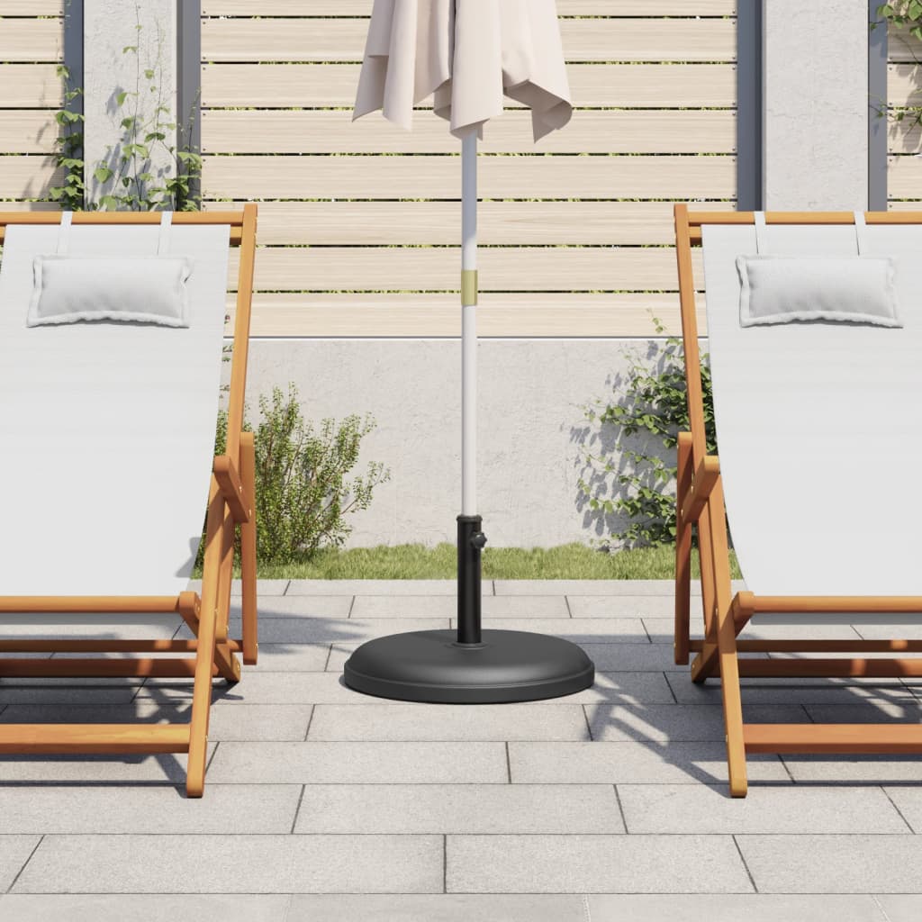Detail van de vidaXL parasolvoet met parasol tussen ligstoelen in een tuinsetting.
