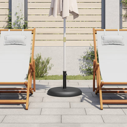 Detail van de vidaXL parasolvoet met parasol tussen ligstoelen in een tuinsetting.
