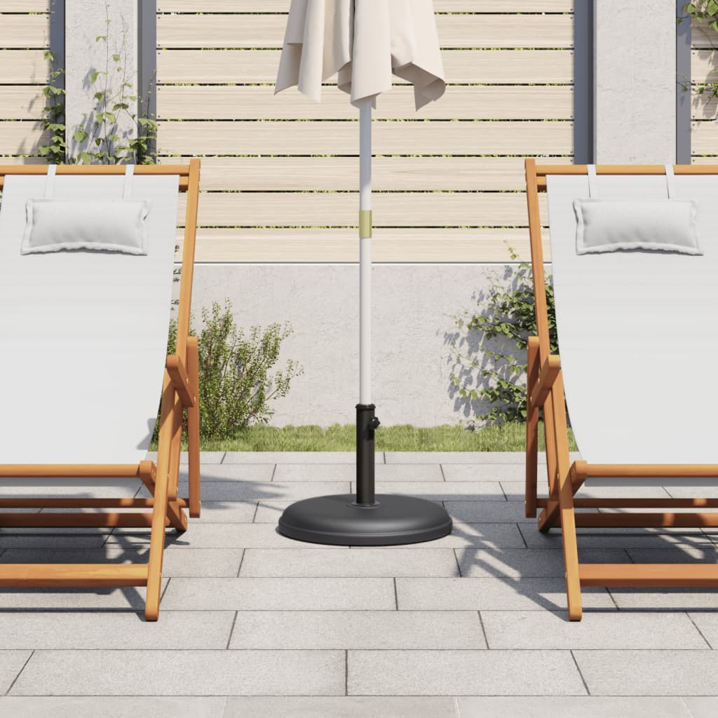 Zijaanzicht van de vidaXL parasolvoet met parasol tussen twee ligstoelen.
