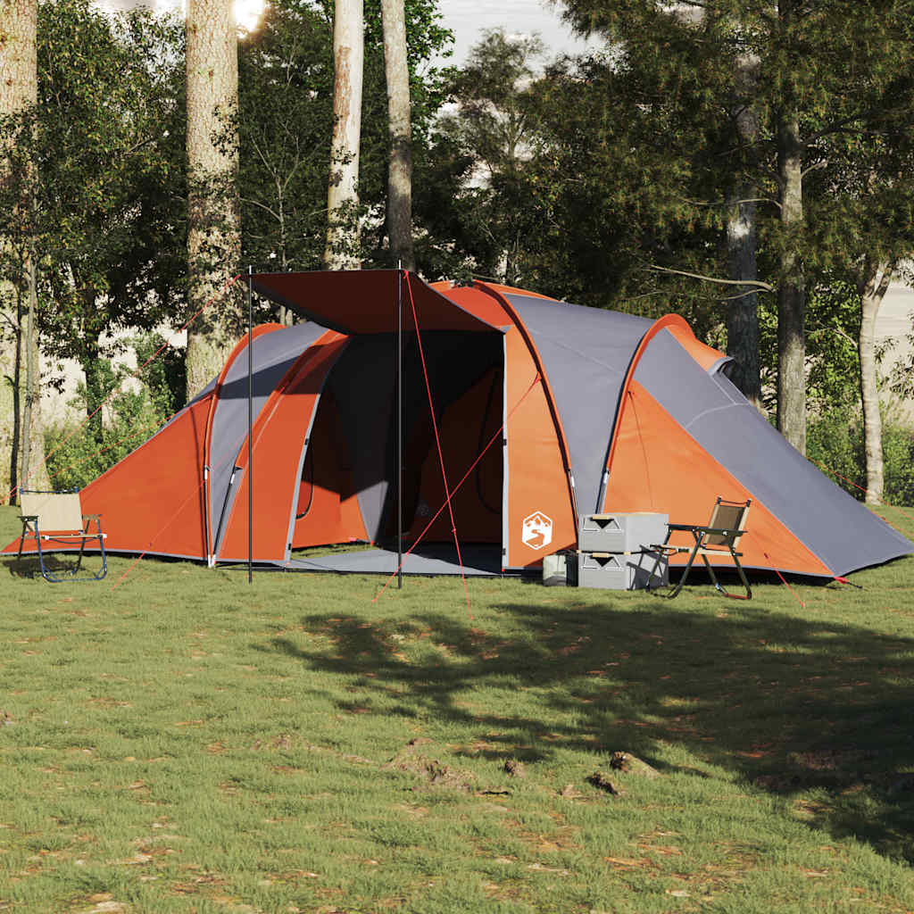 Zijaanzicht van de vidaXL koepeltent in grijs en oranje, opgesteld op gras met stoelen.