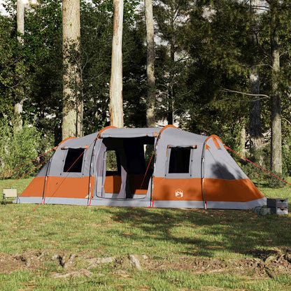 Zijaanzicht van de vidaXL tunneltent in grijs met oranje accenten in een bosrijke omgeving.
