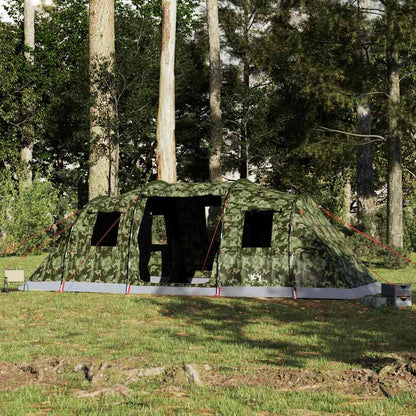 Zijaanzicht van de vidaXL 6-persoons camouflage tunneltent in een bosrijke omgeving.