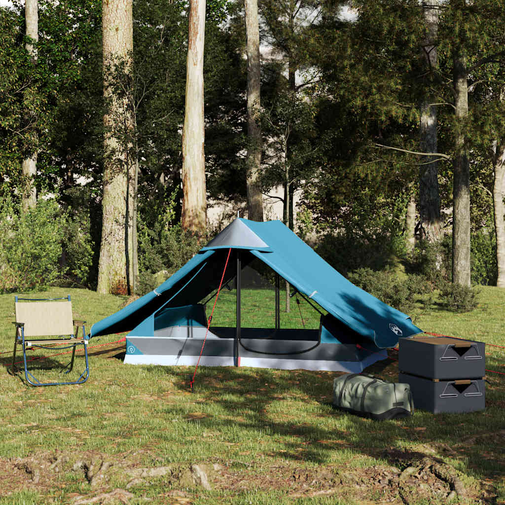 Zijaanzicht van de vidaXL 2-persoons tent in blauw, geplaatst op gras met kampeeraccessoires.