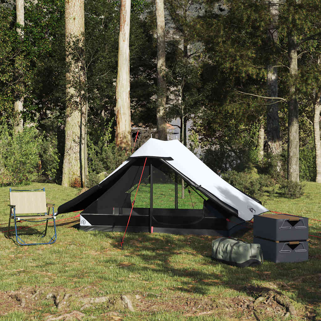 Detail van de vidaXL 2-persoons tent in het wit, opgezet in een bosrijke omgeving.