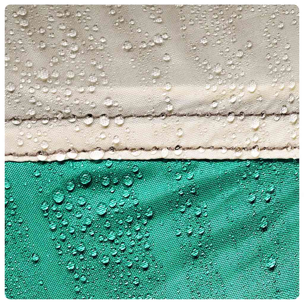 Detail van de waterdichte zeegroene stof van de vidaXL strandtent met regendruppels.