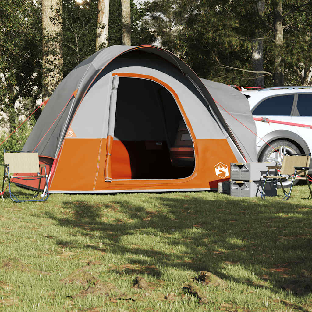 Detail van de vidaXL 4-persoons autotent in grijs en oranje, met open ingang en campingstoelen.