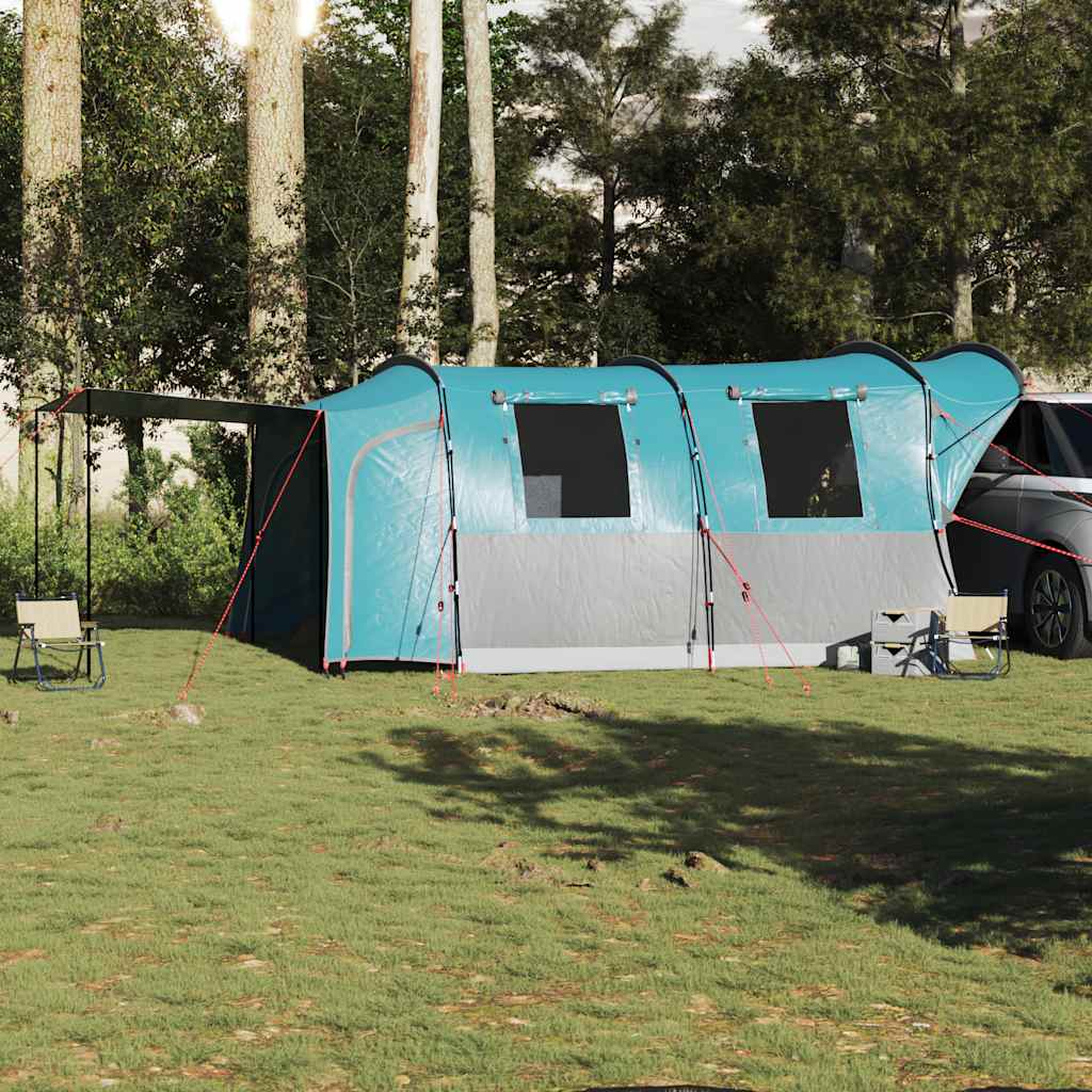 Zijaanzicht van de vidaXL 4-persoons autotent in blauw, opgezet met stoelen ernaast.