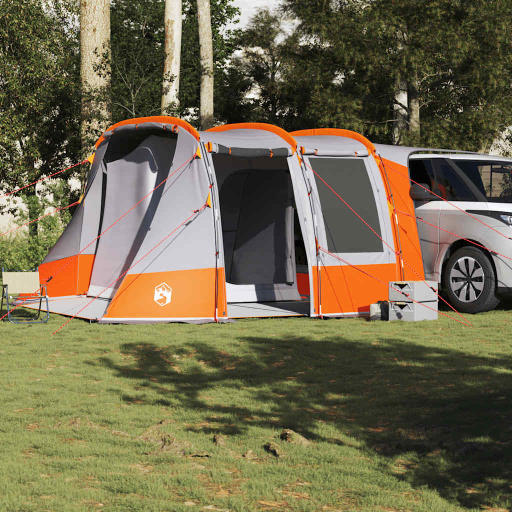 Detail van de vidaXL autotent in grijs en oranje, opgezette tent naast een voertuig.