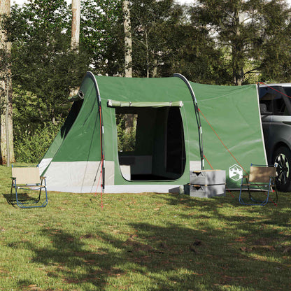 Zijaanzicht van de vidaXL 2-persoons autotent in groen, met open ingang en stoelen ervoor.