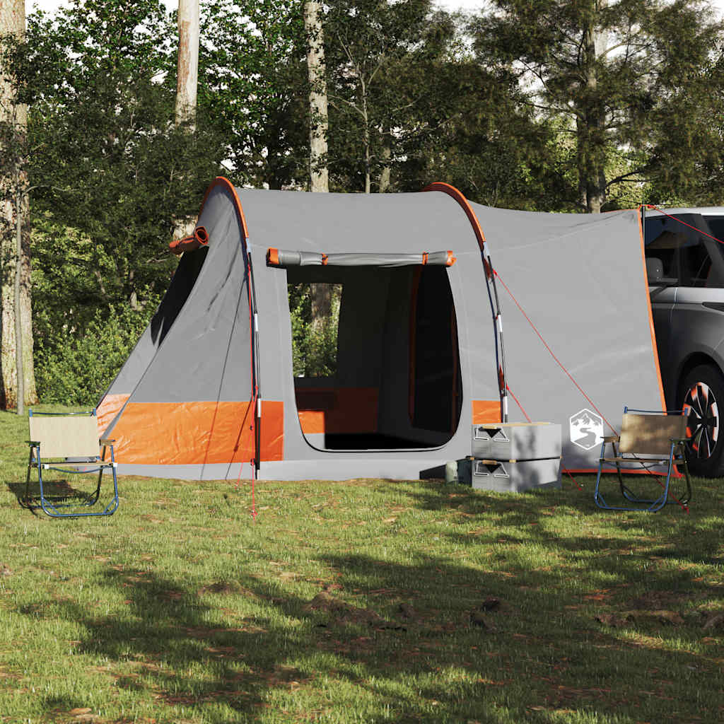 Detail van de vidaXL 2-persoons autotent in grijs en oranje, met open ingang en stoelen ervoor.