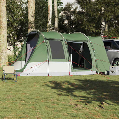 Detail van de vidaXL 2-persoons autotent in groen, met opgezette zijwanden en stoelen ervoor.