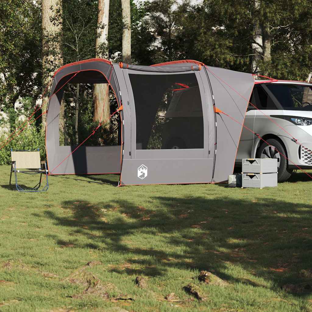 Zijaanzicht van de vidaXL autotent in grijs en oranje, opgezet naast een voertuig.