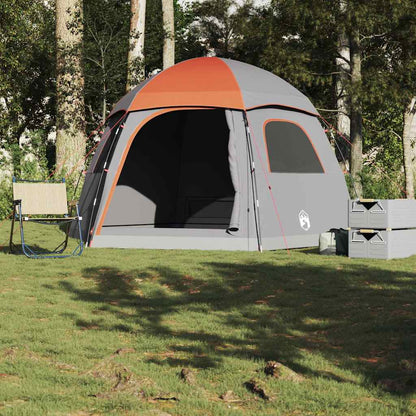 Grijze en oranje vidaXL iglo familietent voor 6 personen in een bosrijke omgeving.
