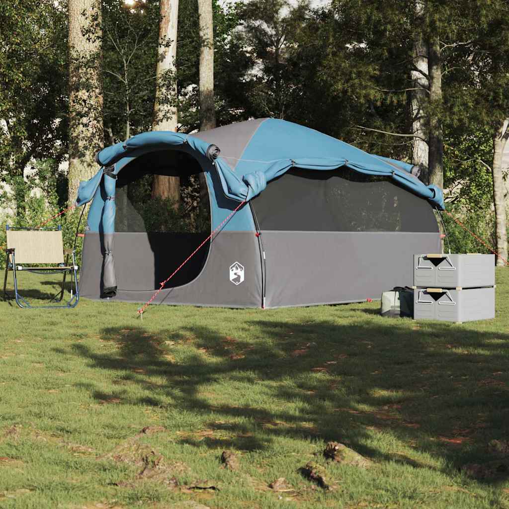 Zijaanzicht van de vidaXL 6-persoons tunneltent in blauw, met open ingang en campingstoelen ernaast.