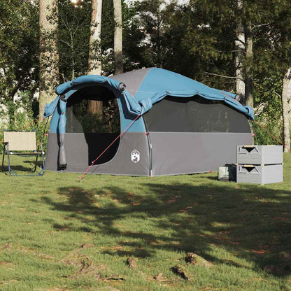 Zijaanzicht van de vidaXL 6-persoons tunneltent in blauw, met open ingang en campingstoelen ernaast.